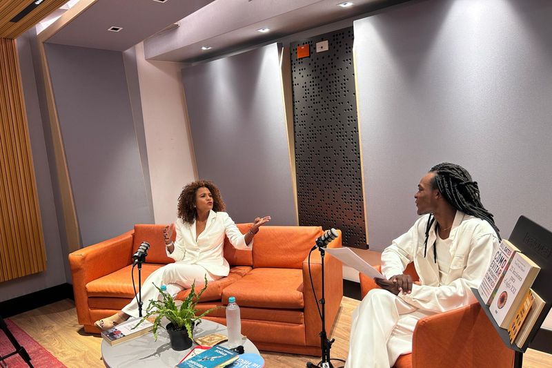 Deyner Caicedo Camacho interviewing journalist Mabel Lara in a podcast studio